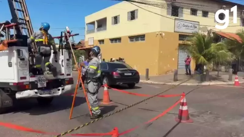 Tragédia no trânsito de Cuiabá: duas mortes em colisão violenta que derruba poste e causa caos