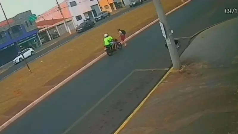 Tragédia no Trânsito: Motociclista Não Resiste e Pedestre Luta pela Vida em Acidente Chocante