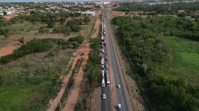 Tremor na BR-242: Tripla Colisão de Carretas Cria Caos e Fecha Ponte em Mato Grosso