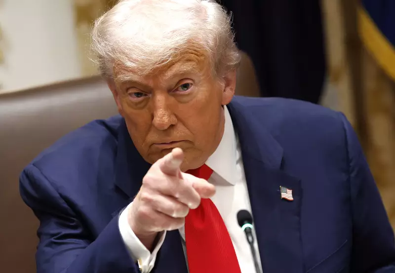 Trump Surpreende: Ignora Provocações e Busca Acordos Lucrativos em Nova Estratégia Política