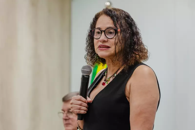 Vacina 100% nacional: Ministra destaca avanço científico como resposta ao negacionismo