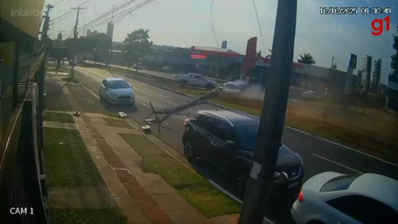 Veículo Descontrolado Invade Canteiro e Derruba Poste em Campo Grande: Cenas de Susto no Trânsito