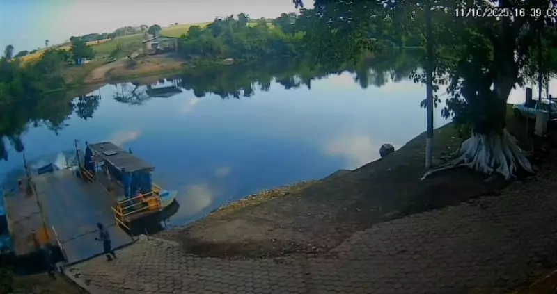 Veículo Ignora Sinalização e Despenca no Rio Tietê em Cena de Suspense em Buri