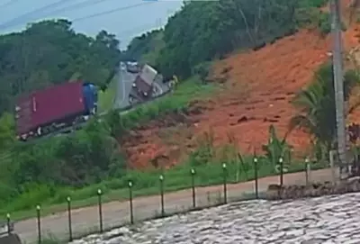Caminhão com Carga de Granito Tombou na BR-101: Motorista Fica Ferido | ES
