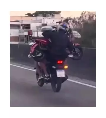 Cena surreal na Barra: homem pilota moto enquanto garupa carrega outra moto no colo | Vídeo