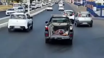Homem tira cochilo na carroceria de carro em movimento no Ceará: infração é gravíssima e multa chega a R$ 293