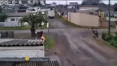 Idoso em bicicleta é arrastado por caminhão após fio enroscar: cena chocante em SC