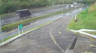 VÍDEO CHOCANTE: Ônibus com torcedores do Flamengo tomba na RJ-139 em Angra dos Reis