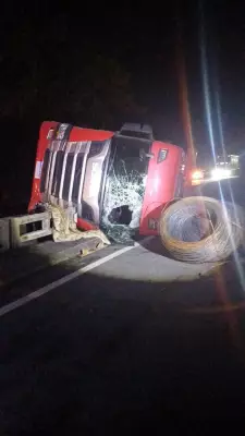 Via Dutra Interditada: Carreta Tomba Após Colisão com Mureta Central em Barra Mansa
