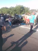 Acidente com caminhão interdita BR-101 no ES: tráfego parado e desvios na altura de Aracruz