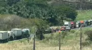 Acidente com três veículos paralisa MG-497 e causa congestionamento em Uberlândia
