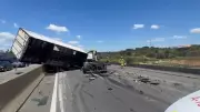 Acidente entre carro e carreta interdita sentido SP da Dutra em Pindamonhangaba | Trânsito Parado