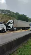 Acidente Envolvendo Duas Carretas Fere Motorista na Via Dutra, em Barra Mansa