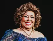 Alcione emociona fãs ao reviver final de 'Vale Tudo' em show histórico