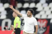 Arbitragem vergonhosa no Botafogo x Flamengo: Falhas contribuíram para agressão a Emerson Royal