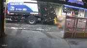 Asfalto Cede Sob Caminhão de Lixo e Gari Sofre Acidente Grave em Via Pública