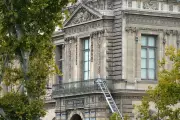 Assalto ao Louvre vira vitrine: fabricante de elevador usado no roubo viraliza com resposta genial