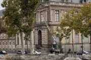 Assalto Ousado no Louvre: Ladrões Roubam Joias Valiosas em Plena Luz do Dia