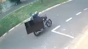 Assista: Dupla em moto leva TV arrombando casa em MG em crime ousado