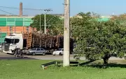 Caminhão Carregado de Madeira Tombou e Parou Trânsito em Avenida de Piracicaba