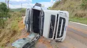 Caminhão com 30 mil litros de leite tomba na BR-356 em Itaperuna: veja imagens do acidente