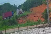 Caminhão com Carga de Granito Tombou na BR-101: Motorista Fica Ferido | ES