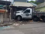 Caminhão Desgovernado Causa Destruição em MG: Ajudante Esbarra no Freio de Mão e Veículo Invade Casas