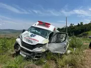 Caminhão tomba em curva perigosa da BR-116 e atinge ambulância com paciente a caminho do Hospital do Câncer em Muriaé