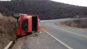 Caminhão Tomba na Serra de Santa Luzia com Carga de Combustível: Trânsito Interditado e Risco Ambiental