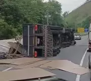 Caminhão Tombado na Serra das Araras Causa Caos e Congestionamento de 12 km na Via Dutra