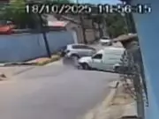 Carro capota em colisão dramática em cruzamento de Rio Branco; veja o vídeo impressionante