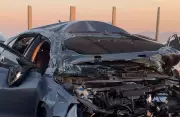 Carro capota na Ponte Rio-Niterói: veículo ficou destruído, mas motorista saiu ileso