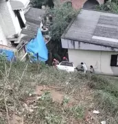 Carro despenca de ribanceira e invade residência em Petrópolis: duas vítimas com ferimentos