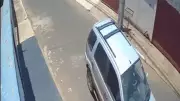 Cenas Chocantes: Motociclista Rola Três Vezes Sobre Capô de Carro em Acidente Grave no Triângulo Mineiro