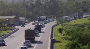 Colisão entre Vans na Tamoios: Quatro Feridos em Acidente que Interditou Pista em Caraguatatuba