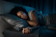 Cérebro feminino trabalha mais: descubra por que mulheres precisam de mais horas de sono que homens