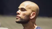 Daniel Alves se pronuncia em igreja evangélica na Espanha e faz declaração impactante sobre fé