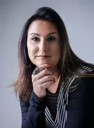 Daniela Arbex conquista o Jabuti 2025: Conheça a autora por trás do emocionante 'Longe do Ninho'