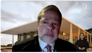 Emocionado no STF: Toffoli chora ao receber homenagem e fala sobre peso das decisões