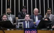 Fim da Taxa de Bagagem de Mão: Projeto de Lei Avança na Câmara e Promete Alívio no Bolso do Passageiro
