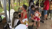 Garotinha de 3 anos se torna símbolo de coragem em campanha de vacinação: 'Não tenho medo, venham vacinar!'