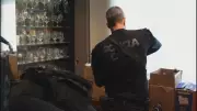 Golpe em importadora: homem preso por desviar R$ 1,5 milhão em bebidas de luxo no Rio