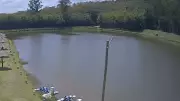 Helicóptero cai em pesqueiro de Salto após pane no rotor; piloto sobrevive