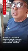 Homem se acorrenta em poste no Centro de Teresina em protesto dramático por direitos trabalhistas