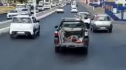 Homem tira cochilo na carroceria de carro em movimento no Ceará: infração é gravíssima e multa chega a R$ 293