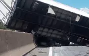 Idosos escapam ilesos de acidente impressionante na Dutra: caminhão tomba sobre carro do casal