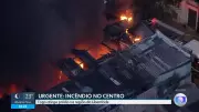 Incêndio de grandes proporções atinge galpão na Liberdade, região central de São Paulo