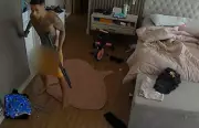 Influenciador Buzeira é preso com arsenal em mansão: vídeo mostra momento em que carrega espingarda