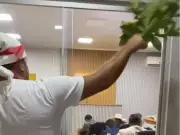 Influenciador veste traje de religião africana e 'benze' câmera no AC; federação repudia ato inusitado