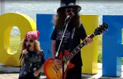 Irmãos de 12 e 5 anos encantam Florianópolis tocando Guns N' Roses em pontos turísticos